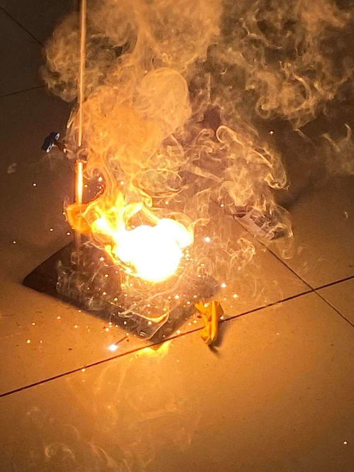 鋁熱劑中鋁的作用,鋁熱劑是______和______的混合物．寫出鋁粉和氧化鐵的混合物在高溫下反應的化學方程式并標出電子轉(zhuǎn)移方向